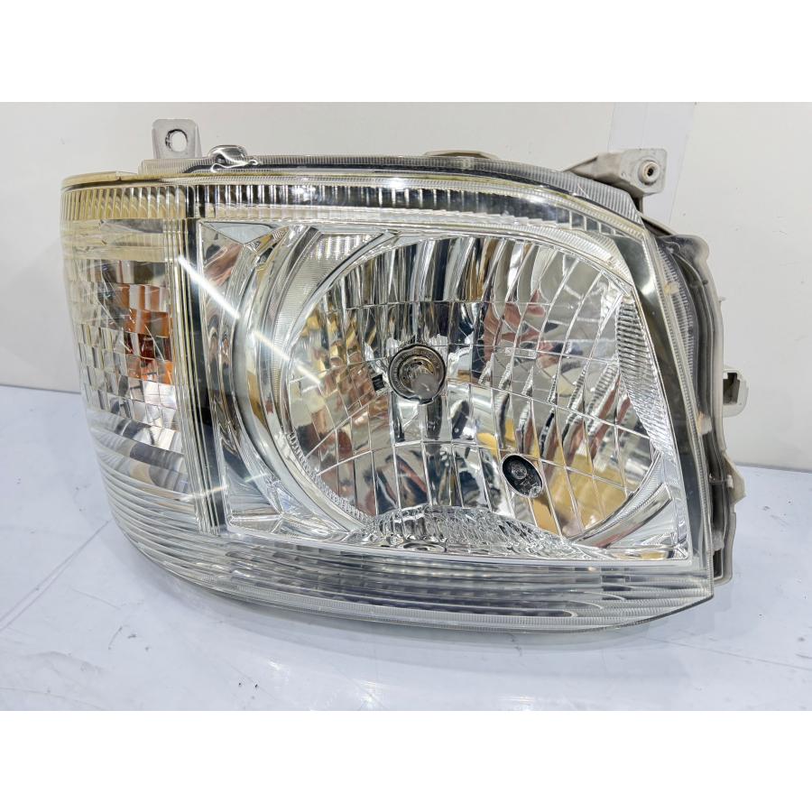 200系 ハイエース 3型 純正ハロゲンヘッドライト左右 KOITO 26-126