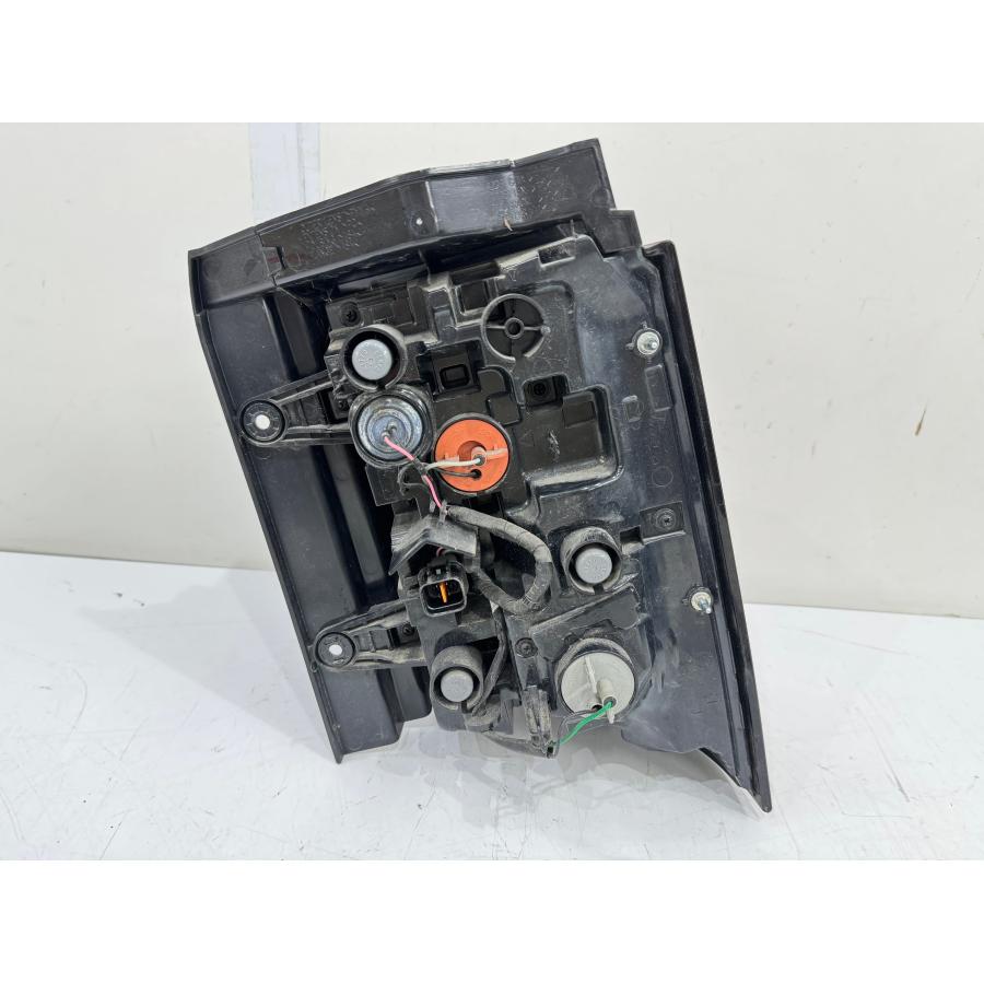 良品】デリカD:5 CV1W/CV2W 後期 純正テールライト 左 8330B137 （Z23