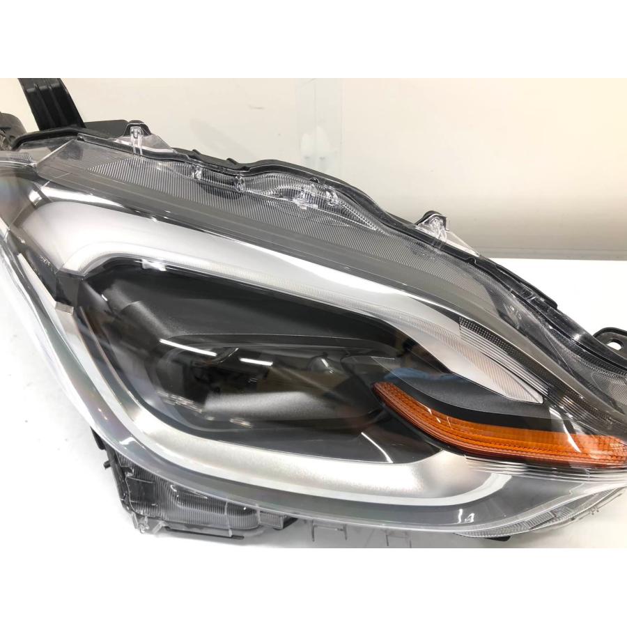 【新車 外し美品】トヨタシエンタ 現行10 系　Ｚ　ヘッドランプ 左側 トヨタ シエンタ Z MXPC10/MXPL10 純正 ヘッドランプ 右 LED KOITO52