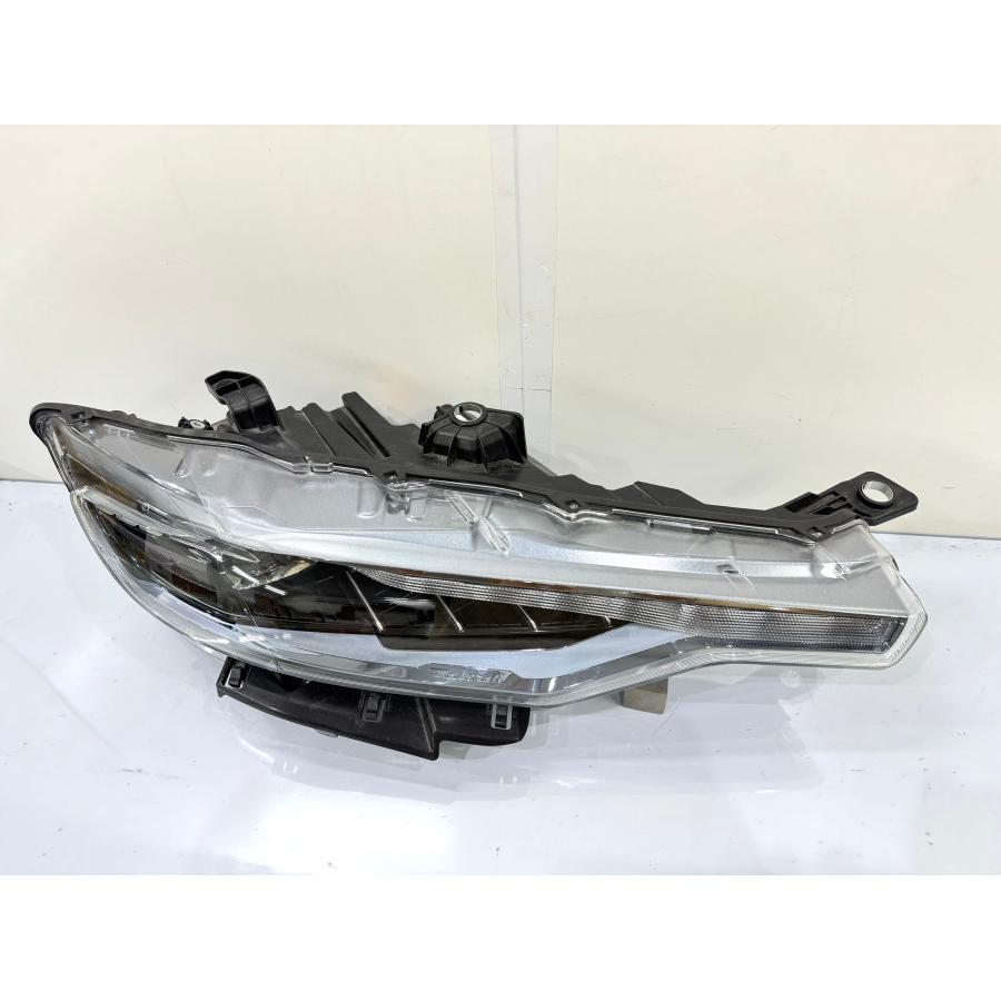 軽キズ】マセラティ/レヴァンテ 後期 純正ヘッドライト 右 670159540