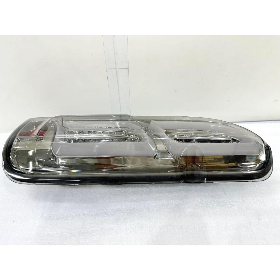 良品・BRIFA】200系 ハイエース テールライト左右 931P180930Z （Z33