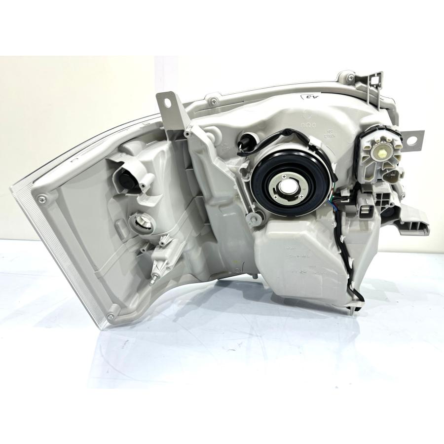 新品・未使用】200系 ハイエース ダークプライム 4型〜7型 純正LED