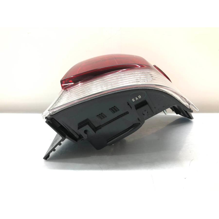 トヨタ カローラフィールダー NRE160G 後期 純正 テールランプ 右