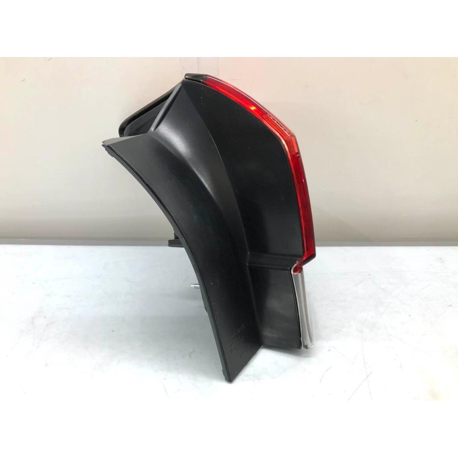 トヨタ カローラフィールダー NRE160G 後期 純正 テールランプ 右