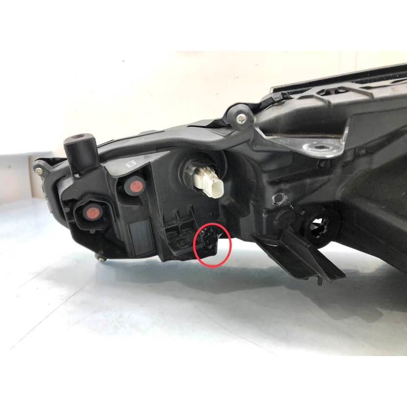 トヨタ プリウス Xグレード ZVW60/MXWH60 純正 ヘッドランプ 右 LED
