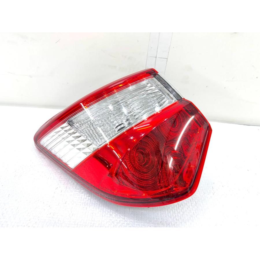 トヨタ　ヴィッツ　NSP130 左テール　KOITO 52-304 ヴィッツ NSP130 後期 純正テールライト 左 KOITO 52-304 （Z37-89