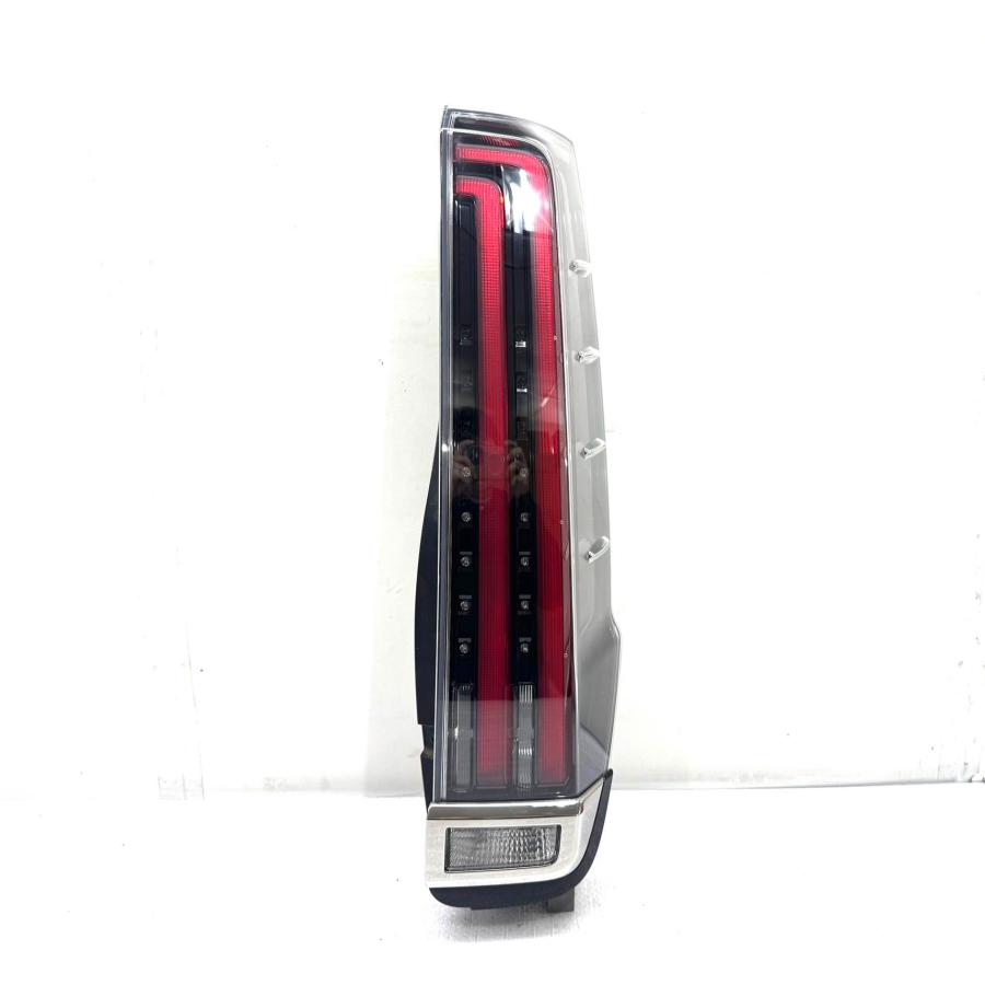 ノア エスクァイ ZRR80 後期 純正 右テールランプ 81551-28711 ☆美品☆ トヨタ ノア エスクァイア ZRR80 後期 純正 右 テールライト