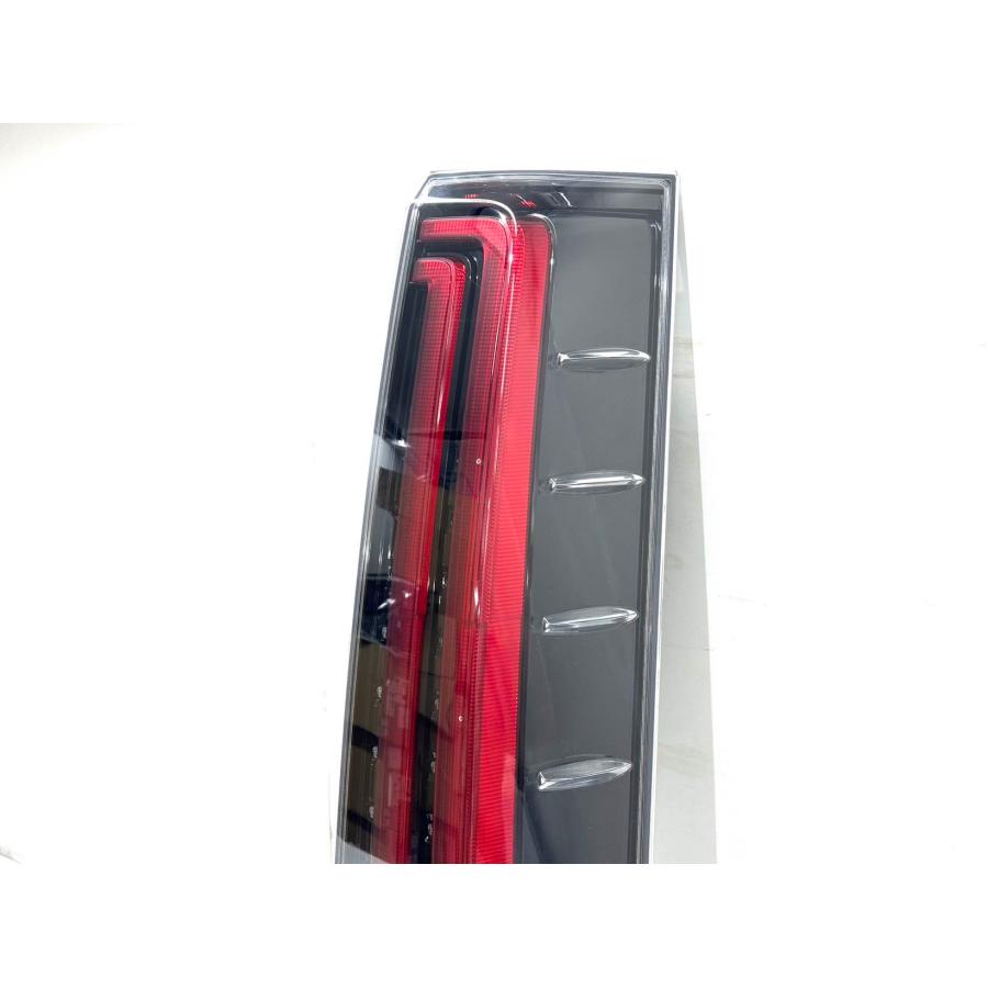 トヨタエスクァイア右テールライト ☆美品☆ トヨタ ノア エスクァイア ZRR80 後期 純正 右 テールライト