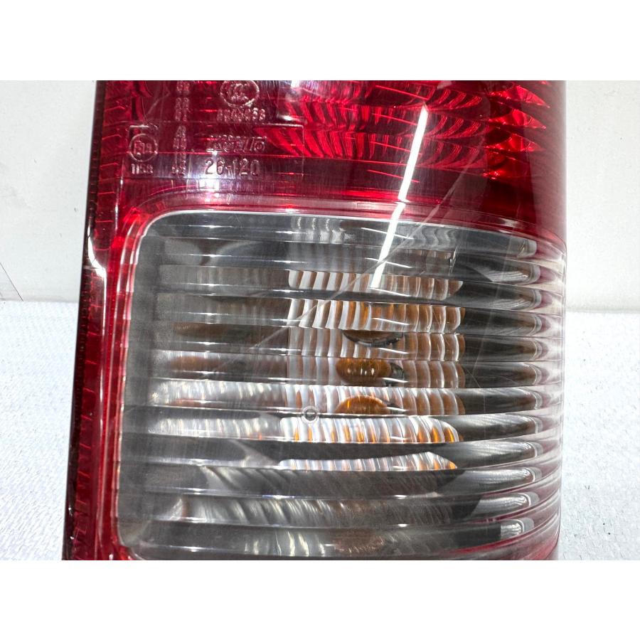 200系 ハイエース 純正テールライト 右 KOITO 26-120 （Z41-16） : Re