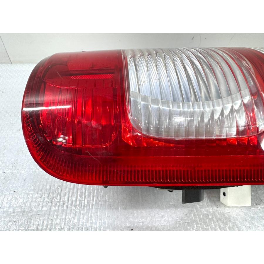 200系 ハイエース 純正テールライト 右 KOITO 26-120 （Z41-16） : Re