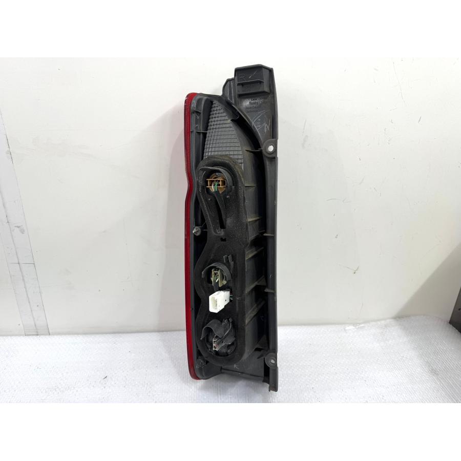 200系 ハイエース 純正テールライト 右 KOITO 26-120 （Z41-16） : Re