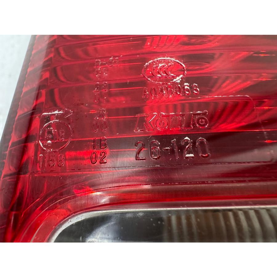 200系 ハイエース 純正テールライト 右 KOITO 26-120 （Z41-16） : Re