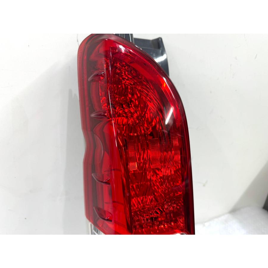 200系 ハイエース 後期 純正テールライト 左 KOITO 26-140 （Z41-17