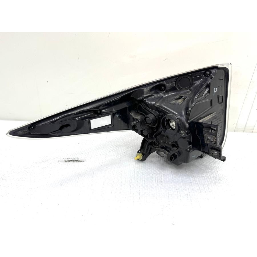 良品】プリウス50 ZVW50 前期 純正テールライト 右 リアフォグ無 KOITO