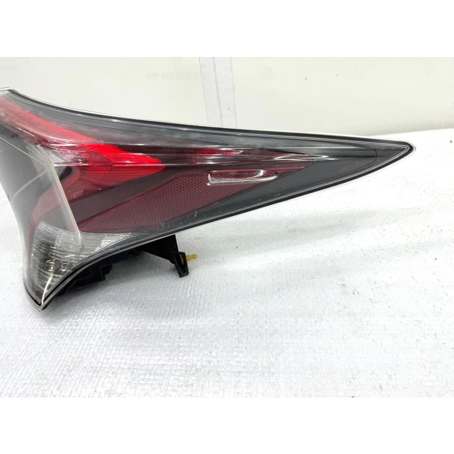 プリウス50 ZVW50 前期 純正テールライト 右 リアフォグ無 KOITO 47-77