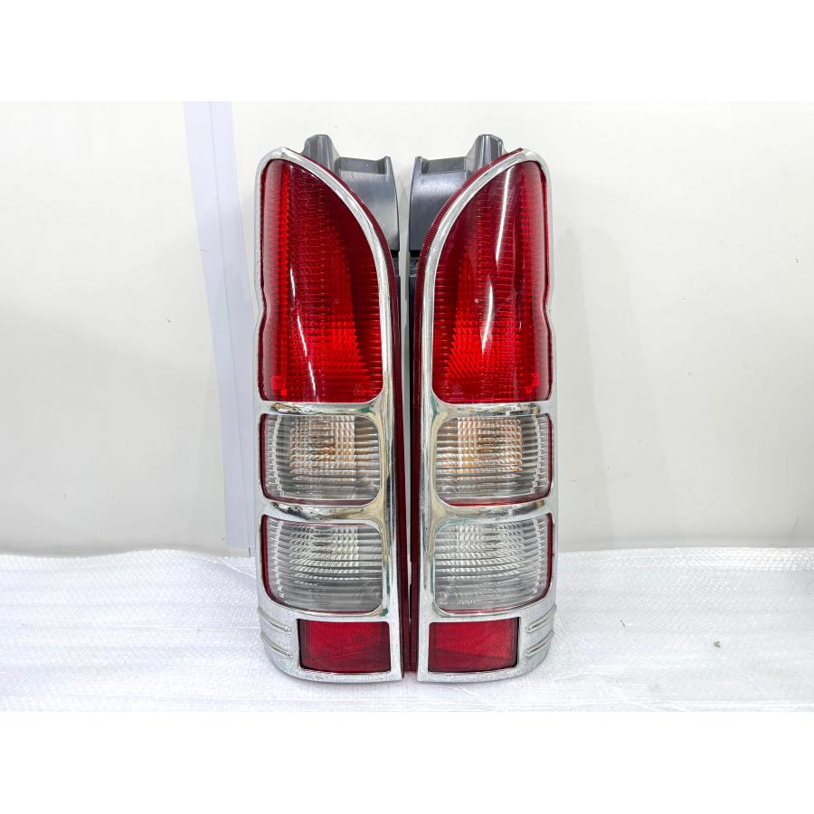 ハイエース純正テールランプ左右セット　koito 26-120 200系 ハイエース 純正テールライト左右 メッキカバー付 KOITO 26-120