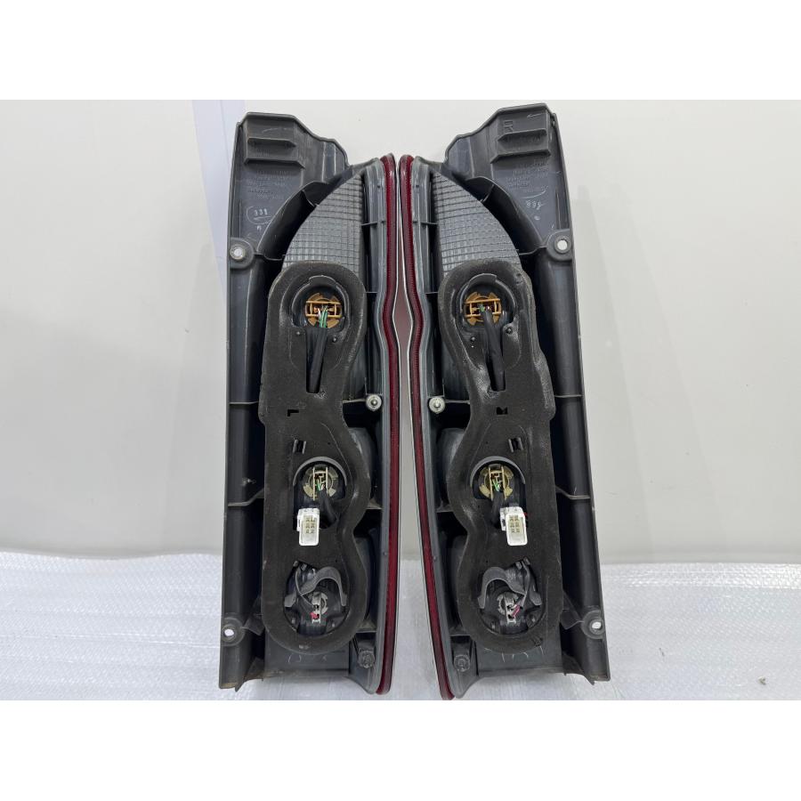 200系 ハイエース 純正テールライト左右 メッキカバー付 KOITO 26-120