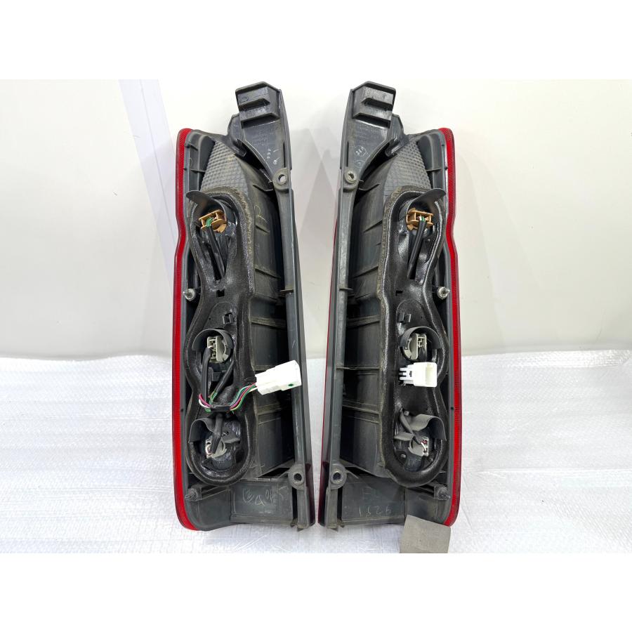 良品】200系 ハイエース 純正テールライト左右 KOITO 26-120 （Z42-14
