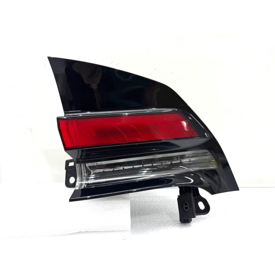 ☆美品☆ トヨタ プリウス ZVW60 MXWH60 純正 右 テールライト 81551