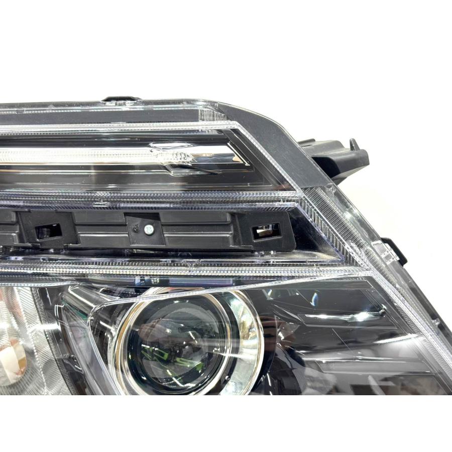 ☆美品☆ トヨタ ヴォクシー ZRR80/85 ZWR80/85 前期 純正 右 LED