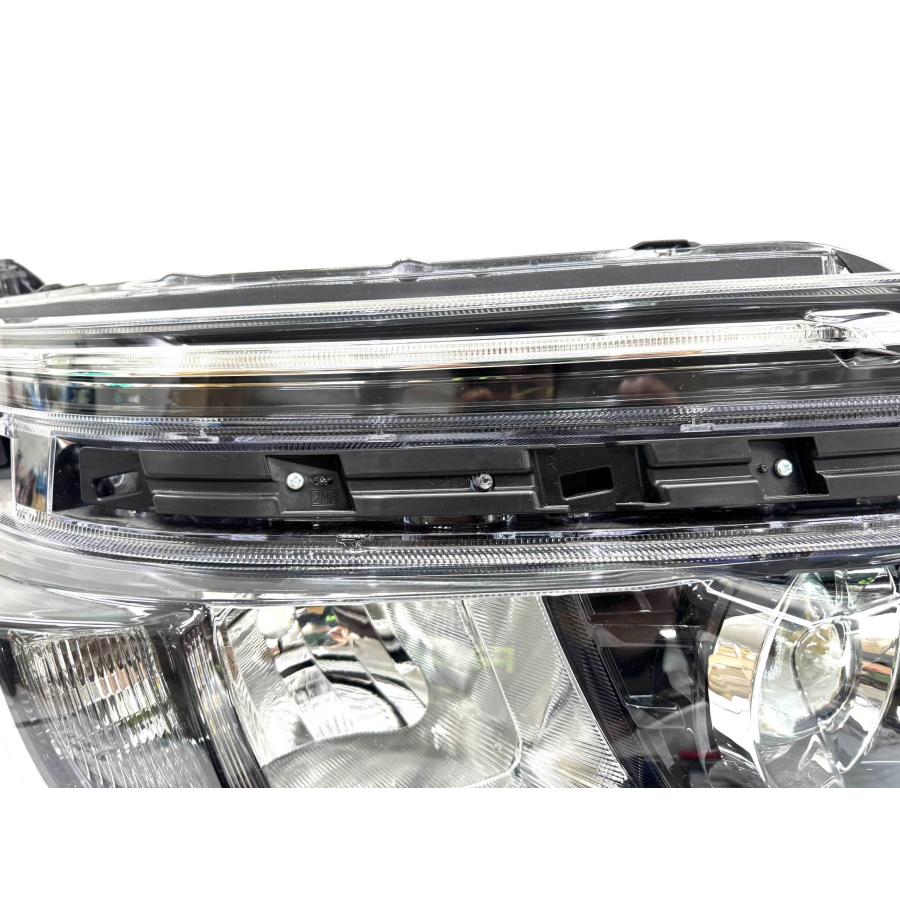 ☆美品☆ トヨタ ヴォクシー ZRR80/85 ZWR80/85 前期 純正 右 LED