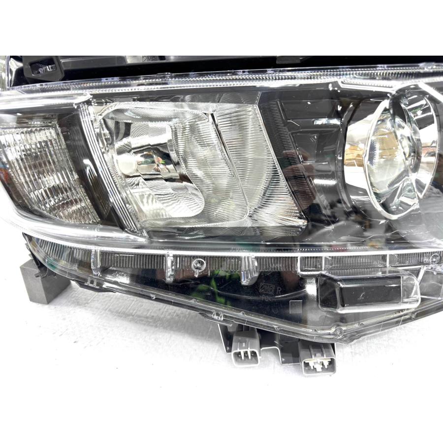 ☆美品☆ トヨタ ヴォクシー ZRR80/85 ZWR80/85 前期 純正 右 LED