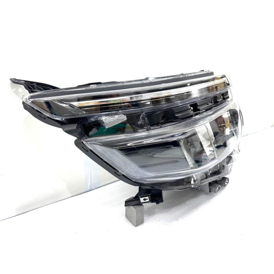 ☆美品☆ トヨタ ヴォクシー ZRR80/85 ZWR80/85 前期 純正 右 LED