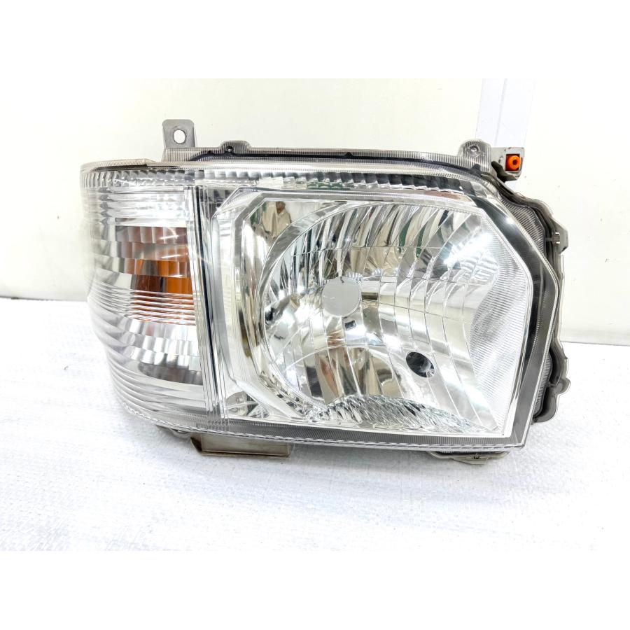良品】200系 ハイエース 4型〜 純正ハロゲンヘッドライト左右 KOITO 26