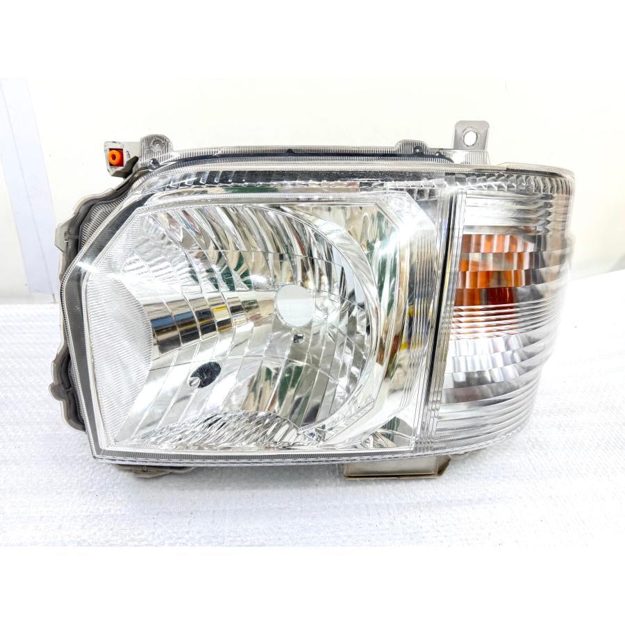 良品】200系 ハイエース 4型〜 純正ハロゲンヘッドライト左右 KOITO 26