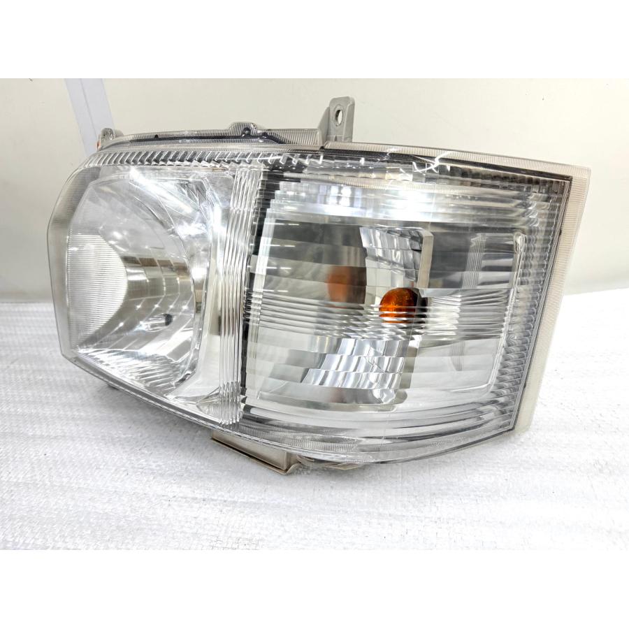 良品】200系 ハイエース 4型〜 純正ハロゲンヘッドライト左右 KOITO 26