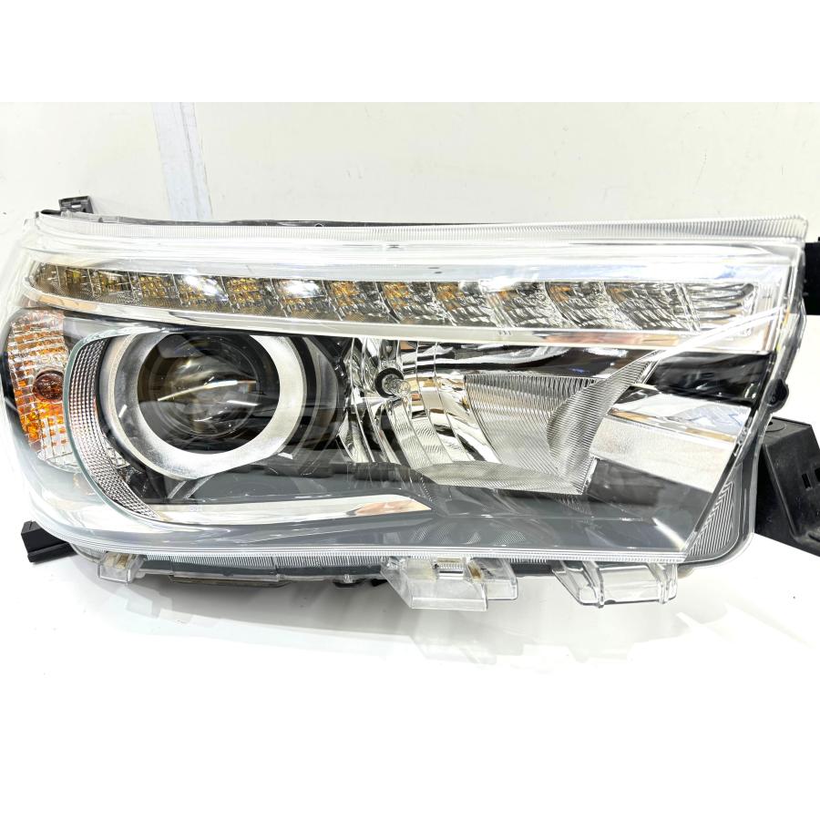 レンズ綺麗】ハイラックスス GUN125 前期 純正LEDヘッドライト 右