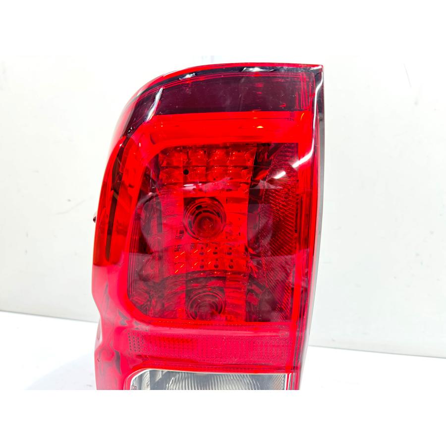 良品】ハイラックス GUN125 前期 純正テールライト 左 KOITO 0K-37