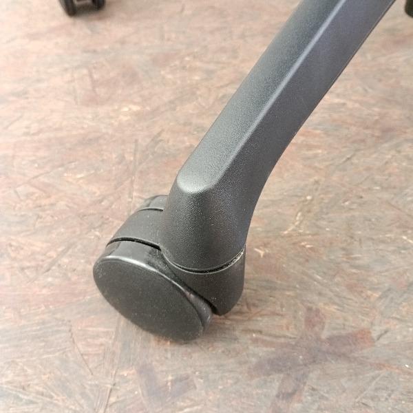 オカムラ オフィスチェア 肘あり シルフィー C646XR-FMP7 2024年製 ベージュ ハイバック メッシュタイプ ハンガー付 チェア イス 椅子 中古の画像