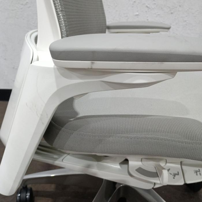 オカムラ オフィスチェア 肘あり フィノラ C788CW-F1G3 2025年製 