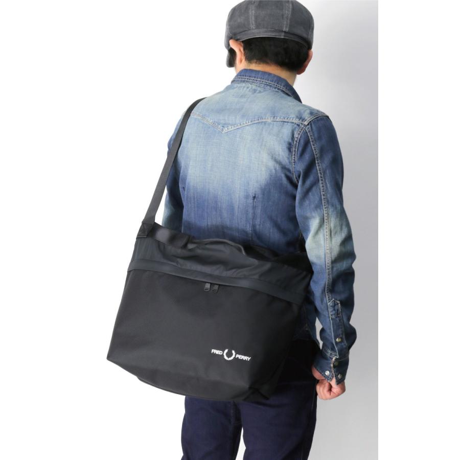 FRED PERRY (フレッドペリー) テクスチュード ショルダーバッグ