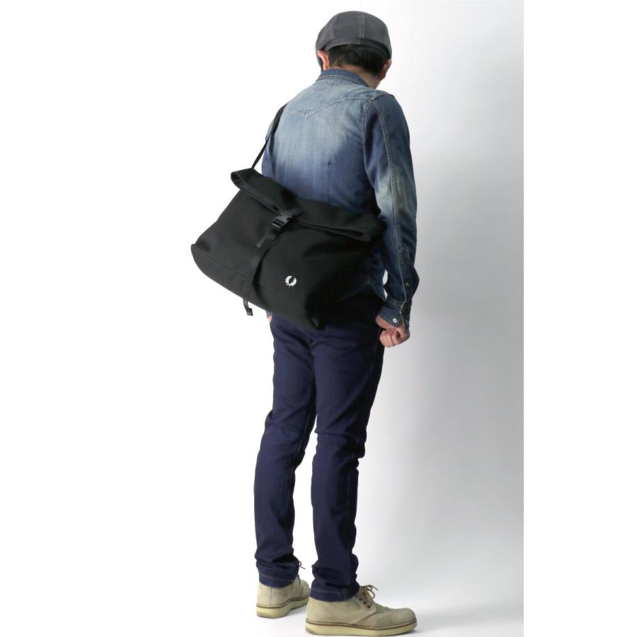 FRED PERRY (フレッドペリー) ショルダーバッグ メッセンジャー