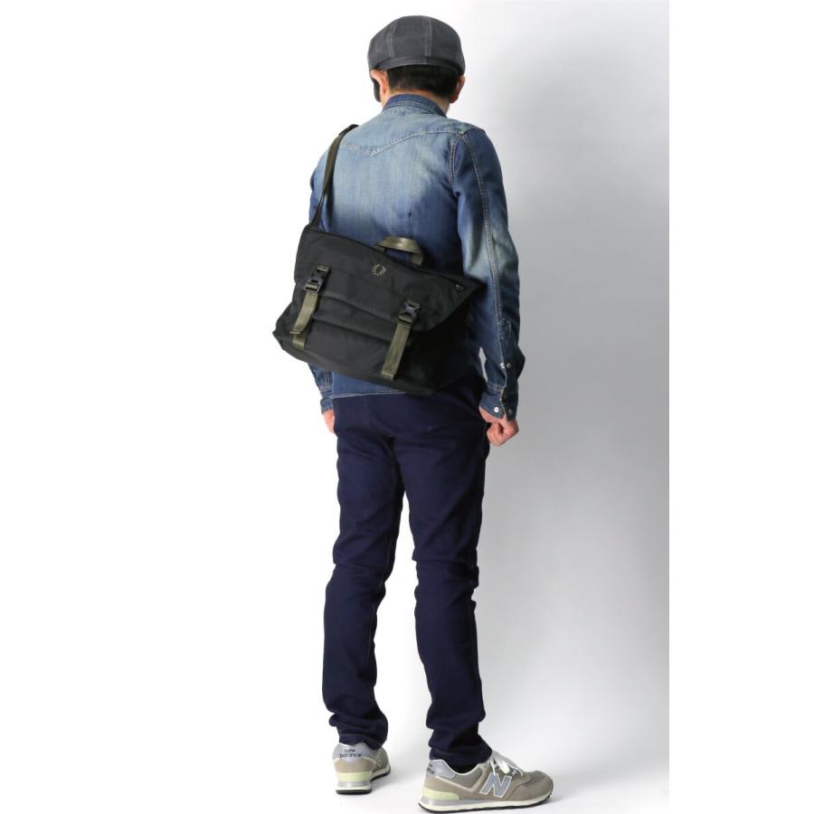 FRED PERRY (フレッドペリー) アウトドア メッセンジャーバッグ