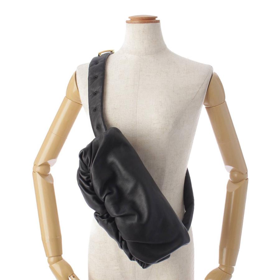 BOTTEGA VENETA ザ・ボディ ポーチ トライアングル バックル