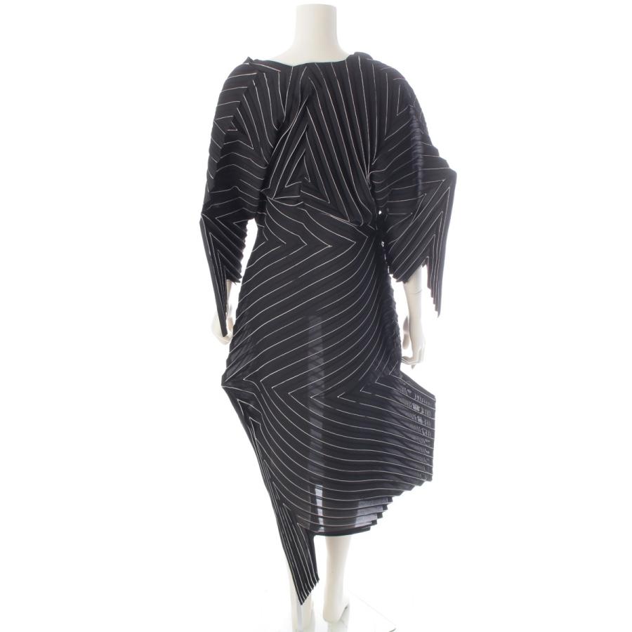 イッセイミヤケ 変形ワンピース膝丈 イッセイミヤケ 変形ワンピース膝丈 ISSEY MIYAKE（イッセイミヤケ） V
