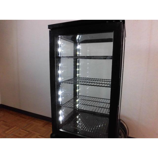 お洒落 Red Bullロゴ入り LED照明付き コンパクト冷蔵庫！鍵つき