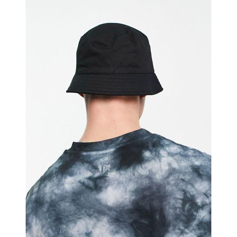 エイソス メンズ 帽子 アクセサリー ASOS DESIGN bucket hat in black cotton with branded logo｜revida2｜02