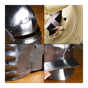 西洋甲冑 巨大な武士のヘルメット 西洋甲冑 グレートヘルム 前期型