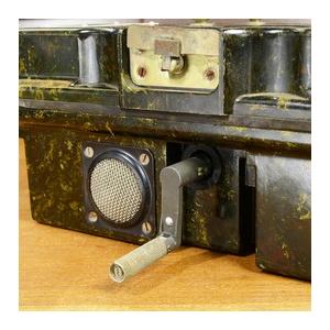 ￼★ドイツ軍放出品 NVA 野戦電話機 FF63S ★ドイツ軍迷彩服のおまけ付き ドイツ軍放出品 フィールドフォン NVA 野戦電話 FF-63S [ 可 ] 独軍放