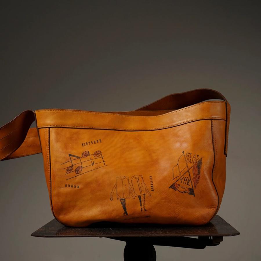 グラッドハンド ヴァスコ レザー ニュースペーパーバッグ メンズ バスコ GLADHAND x VASCO LEATHER NEWS PAPER BAG グラッドハンド ヴァスコ レザー ニュースペーパーバッグ メンズ バスコ GLADHAND x VASCO LEATHER NEWS PAPER BAG