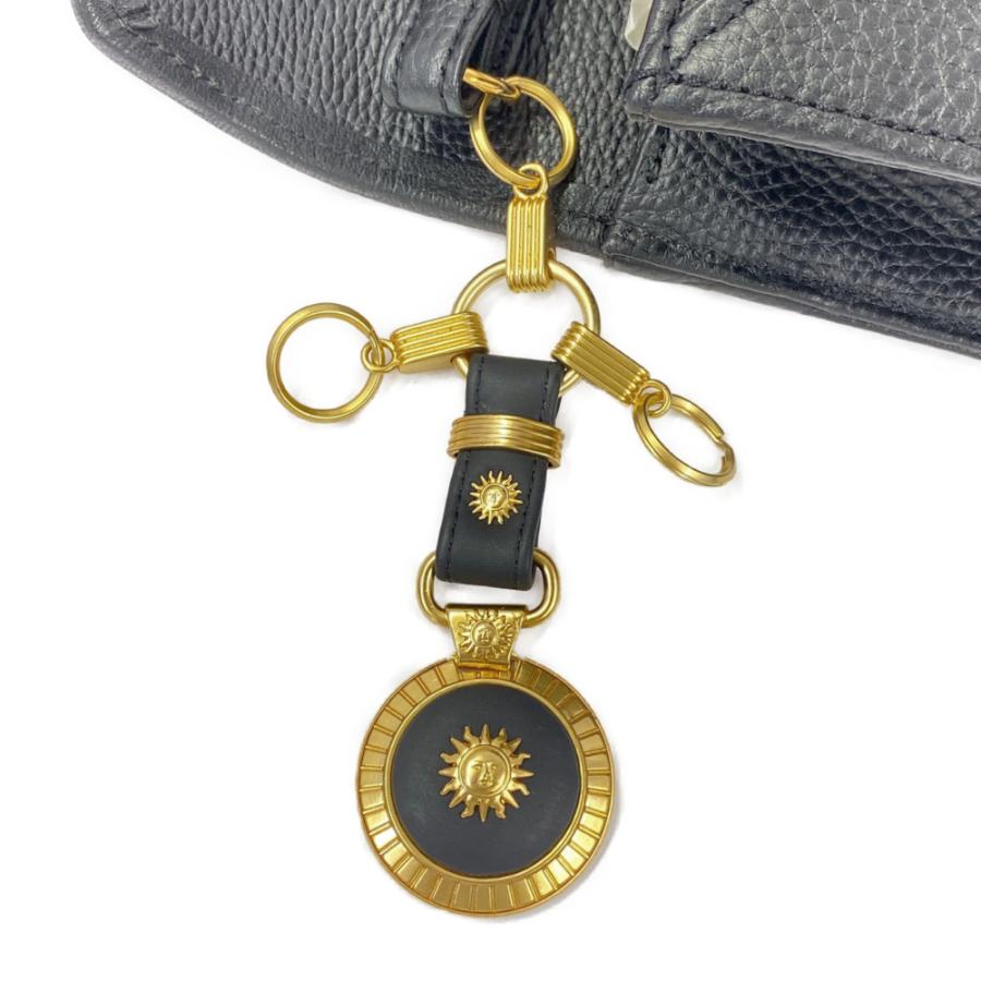 VERSACE　サンバースト　バッグチャーム ヴェルサーチ サンバーストチャーム付き レザーリストレットクラッチ