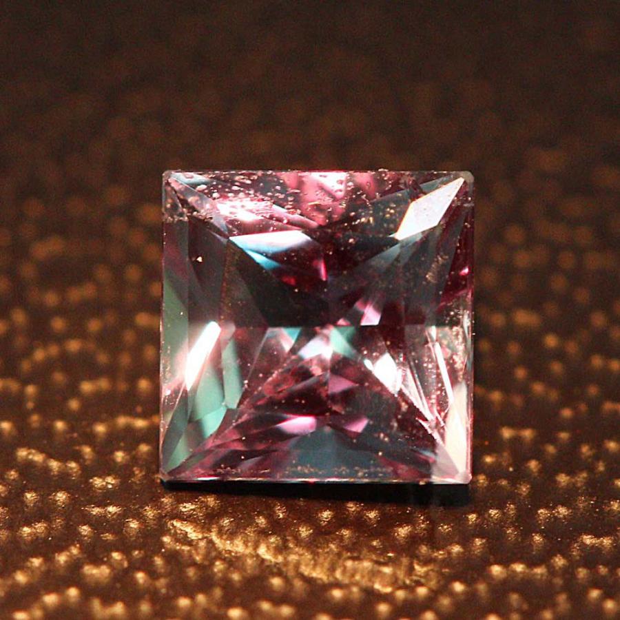 在庫処分特価 鮮やかなカラーチェンジを見せるアレキサンドライト 宝石 ルース ０ ５０ct リアルサープラス Hill Country Visitor Com