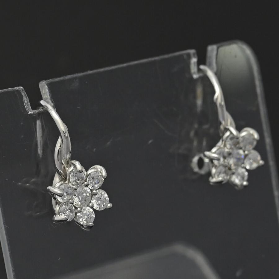 美品 STAR JEWELRY スタージュエリー 7粒 フラワーモチーフ