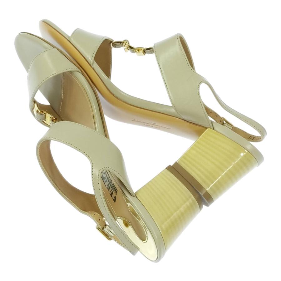 Salvatore Ferragamo サルヴァトーレフェラガモ ヴァラ