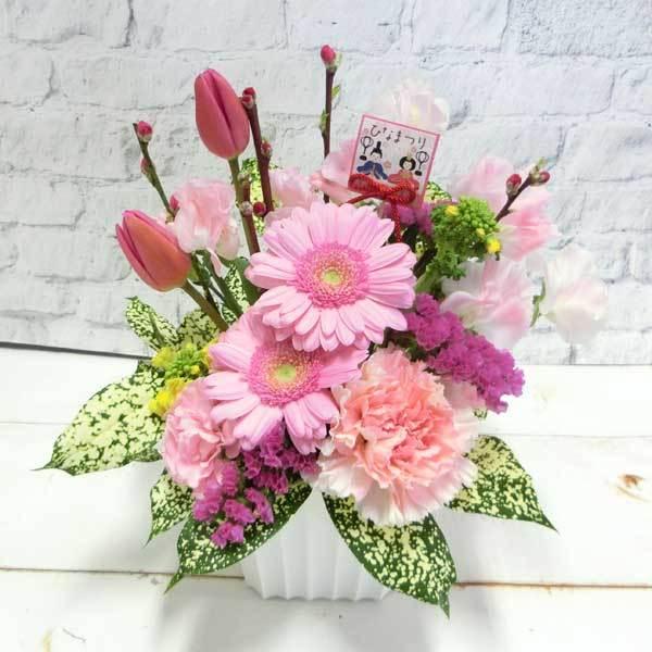 送料無料 ひなまつり 花桃と季節のお花のフラワーアレンジメント Fl Hm 234 ひな祭り 初節句 桃の節句