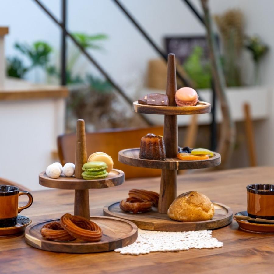 斜めなケーキスタンド　ディスプレイスタンド　グリーン　レトロ イギリスから届いたシェリーのアンティーク皿、爽やかなグリーン